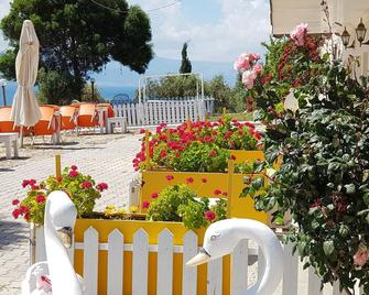 Ciftlik Butik Hotel - Cesme - Patio