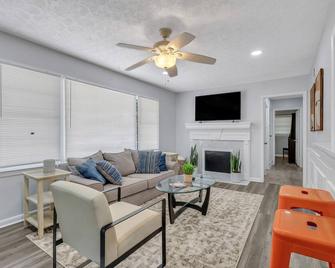 Beautiful Private Savannah Home! - Savannah - Living room