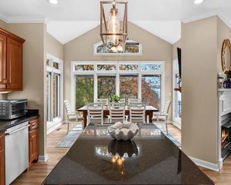 Luxury Lake Home with Million Dollar Views! - Savannah - Dining room