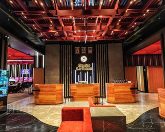Grand La Vogue Hotel and Casino - Sihanoukville - Salónek