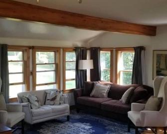 3BR House Plus Bonus 1BR Apt at The Rockbound House 1Hr to Acadia National Park - Brooklin - Salon