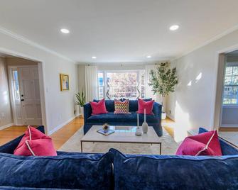 Sophisticated Masters home located just 30 minutes away in Aiken, SC. - Aiken - Living room
