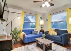 Dog-Friendly Largo Apartment with Large Shared Yard! - Largo - Living room