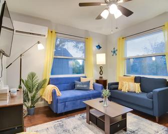 Dog-Friendly Largo Apartment with Large Shared Yard! - Largo - Living room