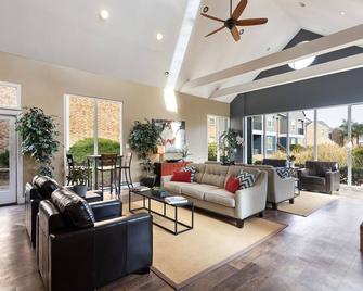 The Modern Midland Flats - Midland - Living room