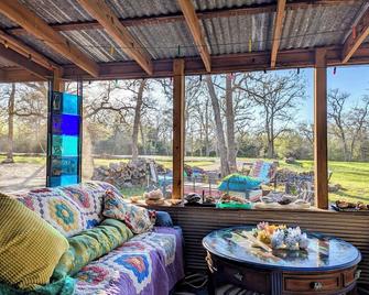 Luxe Quiet Artist Cabin in the Woods w/ Park-Like only 2M from Lake Somerville - Somerville