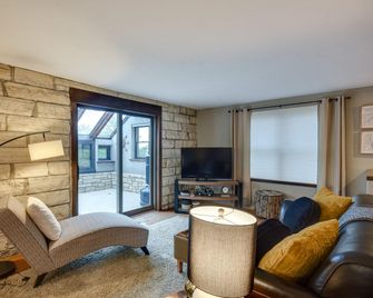 Large Home w/ Game Room, 4 Mi to Mississippi River - Bettendorf - Living room