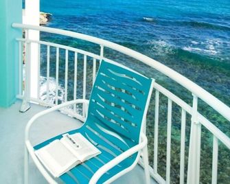 Oyster Bay Beach Resort - Upper Prince's Quarter - Balcón
