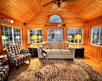 Serene Cottage Retreat on Lake Nowland in Charlevoix - Charlevoix - Living room