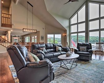 Lakefront Haven Family-Friendly Sunrise - Sunrise Beach - Living room