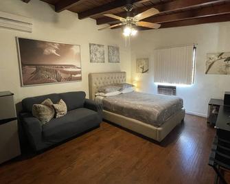 Villa G - a cozy studio, steps away from downtown Palm Springs! - Palm Springs - Bedroom