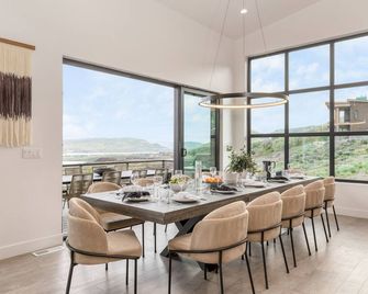 Mountain Lover by AvantStay | Home Theater, Gym, Hot Tub & Al Fresco Dining Area - Heber City - Essbereich