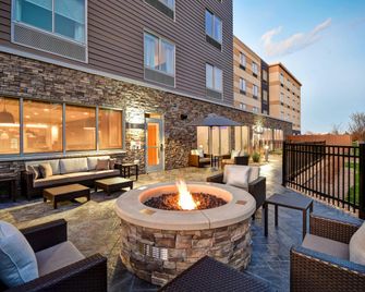Fairfield by Marriott Inn & Suites Plymouth - Plymouth - Terasa
