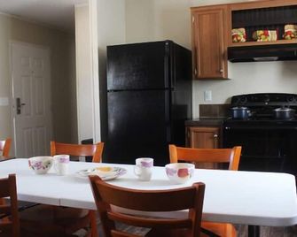 Shale Lodging Pleasanton - Pleasanton - Eetruimte