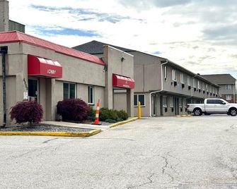 Highlander Inn Cleveland Beachwood Near I-480 - North Randall - Building