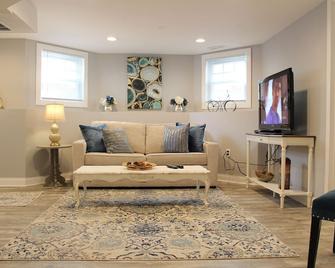 Gorgeous Garden unit located in wonderful North Chicago neighborhood! - Chicago - Living room