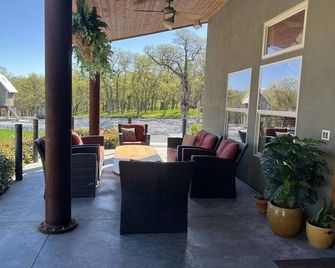 Secluded Luxury at Oak Hollow Estate – Perfect for Groups of Up to 20 - Cottonwood - Patio