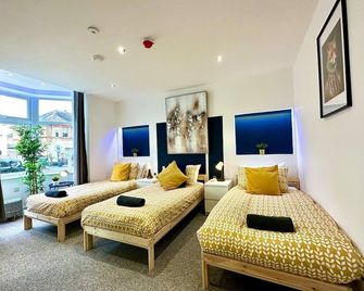 Massive New House Sleeps 20+ Accepts Groups - Bournemouth - Living room