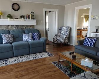 Relax among vineyards and orchards on this working grape farm. - Ripley - Living room