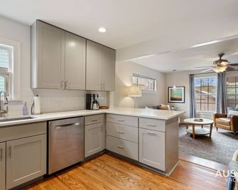 Elegant Escape Gourmet Kitchen and Outdoor Living - Austin - Cocina