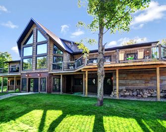 Lakefront Family-Friendly Log Cabin Rental with Private Beach near Ottawa, Ontario - Eagle Lake - Edificio