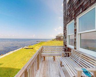 Reel Living #3-Av: Dog-Friendly, Waterfront Home, Hot Tub - Avon - Balkon