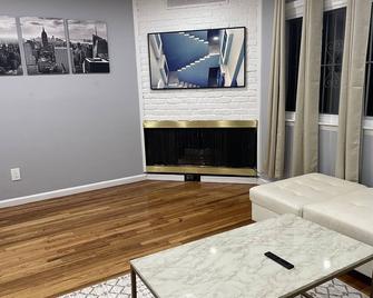 Welcome to The Nest, your friend & family’s next NYC luxury retreat! - Queens - Vardagsrum