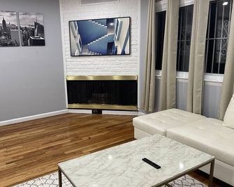 Welcome to The Nest, your friend & family’s next NYC luxury retreat! - Queens - Sala