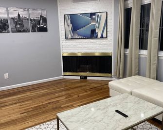 Welcome to The Nest, your friend & family’s next NYC luxury retreat! - קווינס - סלון