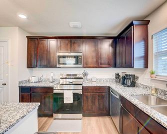 about 6 Mi to Waco Newly Constructed Family Home - Bellmead - Kitchen