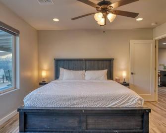 Downtown Gilbert Getaway - Sleeps 8 - Gilbert - Bedroom