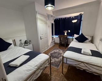 Four Seasons Guest House - הורלי - חדר שינה