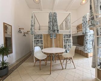 Follow the Sun Boutique Hostel - Pool, Breakfast & Sea Views - St. Julian's - Dining room