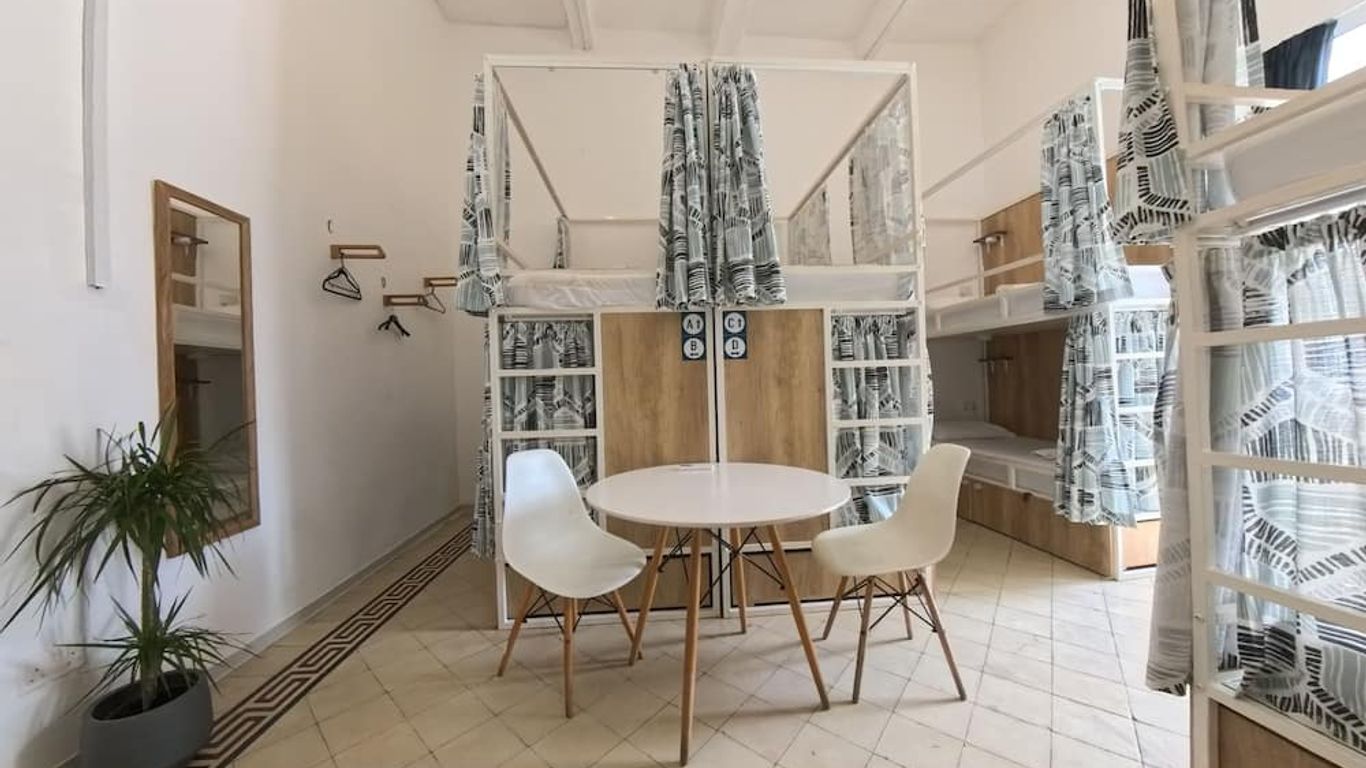 Follow the Sun Boutique Hostel - Pool, Breakfast & Sea Views