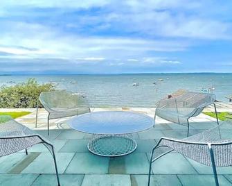 Chic Modern Lake Getaway! - Colchester - Patio