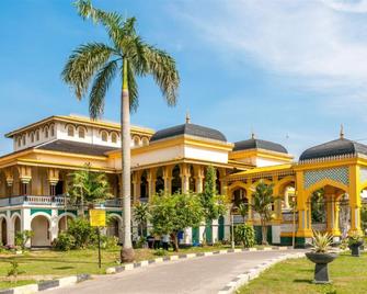 Hotel Grandhika Setiabudi Medan - Medan - Building