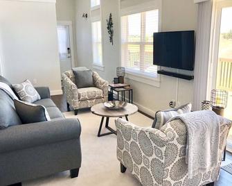 Opulence On the Ocean - Adults Only Oceanfront Beach House - Borden-Carleton - Living room