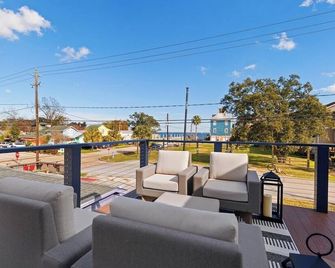 The Kipp House! Luxury home walking distance to Boardwalk! - Kemah - Balkon