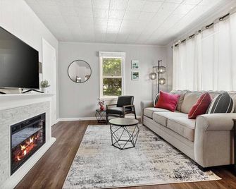 Walk to Downtown, King Bed, Fireplace, Game Room - Sturgeon Bay - Sala de estar