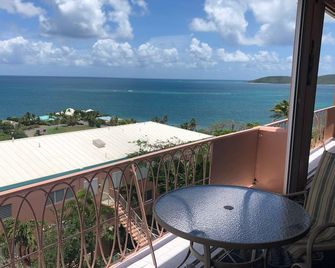 Spectacular Oceanview 2 Bedroom Coakley Bay Condo with AC & Wifi. - Christiansted - Balcon