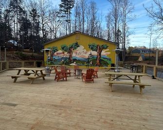 Field Trip Unit 16 Geodome - Travelers Rest - Patio