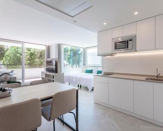 Halley Hotel & Apartments Affiliated by Meliá - Бенідорм - Спальня