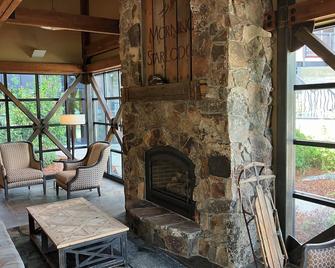 Silverside Chalet: Family-friendly 1BDRM condo next to the waterpark and gondola - Kellogg - Living room