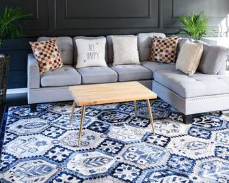 Sweet Vacation Home - Lawrenceville - Living room