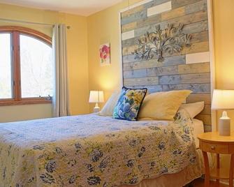 Sunflower Inn - Zinnia Room - Charlevoix - Habitación