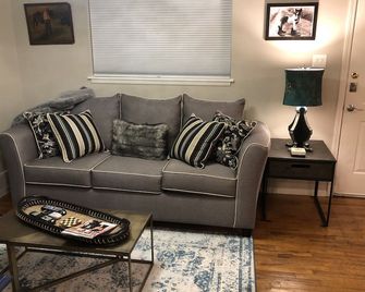 Mo’s Place / Near Medical District/Purple Mattress - Amarillo - Living room