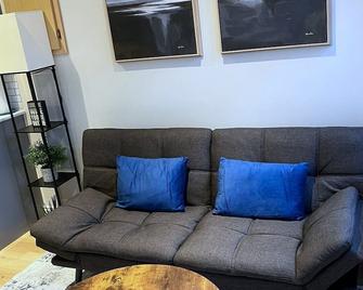 Cozy Central Vancouver Suite Prime Location Near Airport, Transit, and Downtown - Vancouver - Sala de estar
