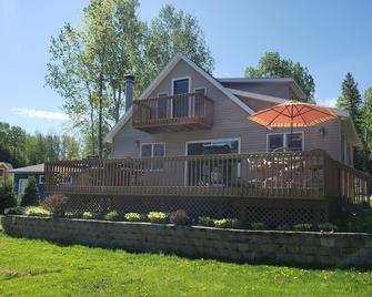 Beautiful Waterfront Home on Mullett Lake! Perfect for YOUR family vacation! - Indian River - Edificio