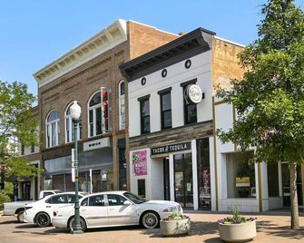 Inviting Bungalow Next To Unc - Free Cruiser Bikes - Greeley - Building