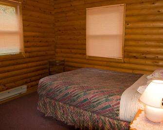 Eberhards logcottage 2 - St. Peter's, Nova Scotia, right on the Lake - West Bay - Bedroom